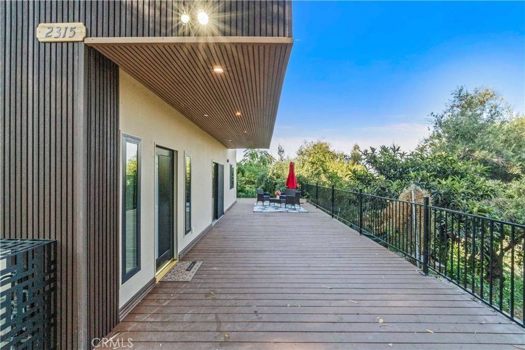 Los Angeles, CA 90039,2315 Loma Vista PL