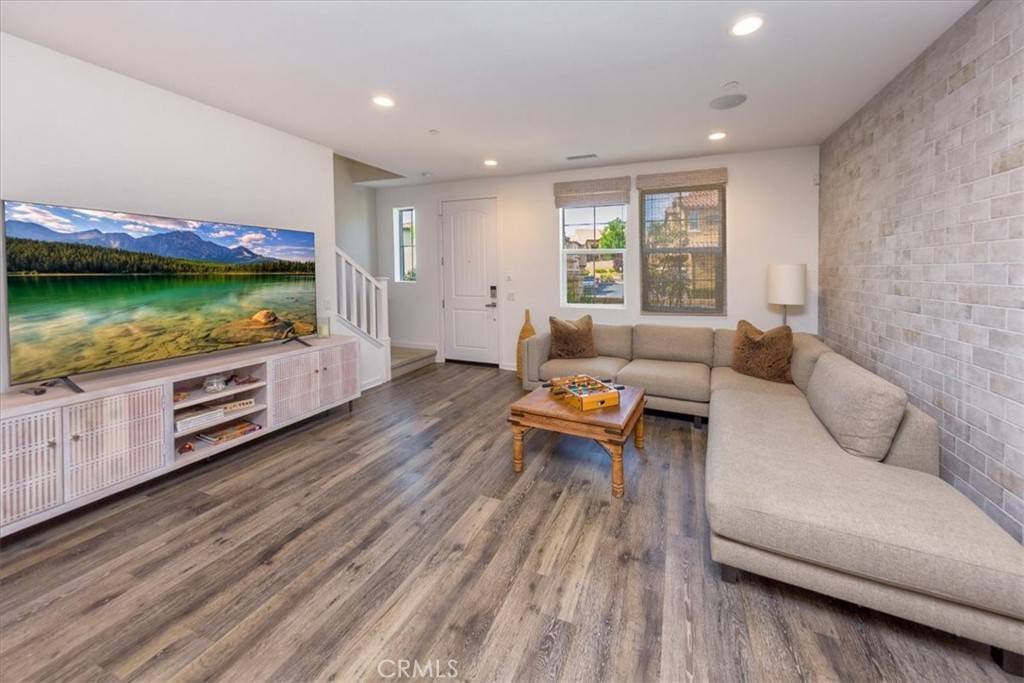 Valencia, CA 91354,28606 Jardineras DR