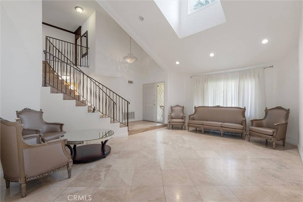 Tarzana, CA 91356,18207 Emelita ST