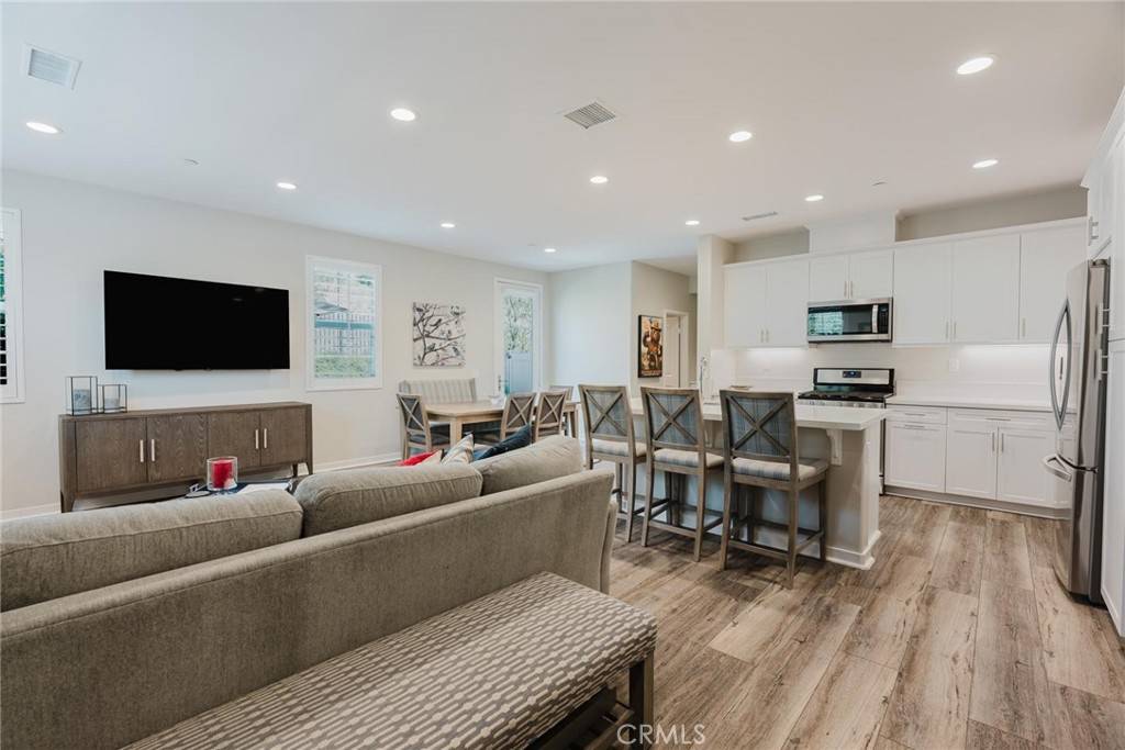 Valencia, CA 91354,28613 Jardineras DR