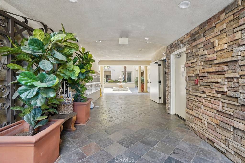 Sherman Oaks, CA 91411,15206 Burbank BLVD #211