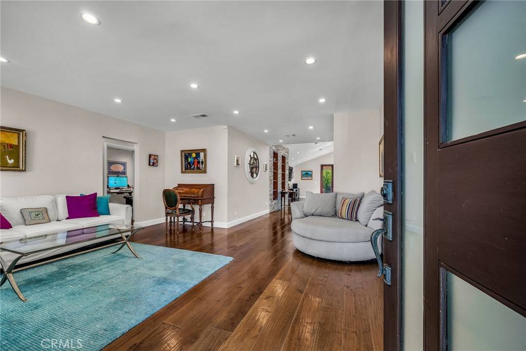 Encino, CA 91316,5948 Hesperia AVE