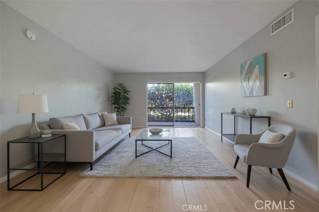 Valencia, CA 91355,23515 Lyons AVE #140