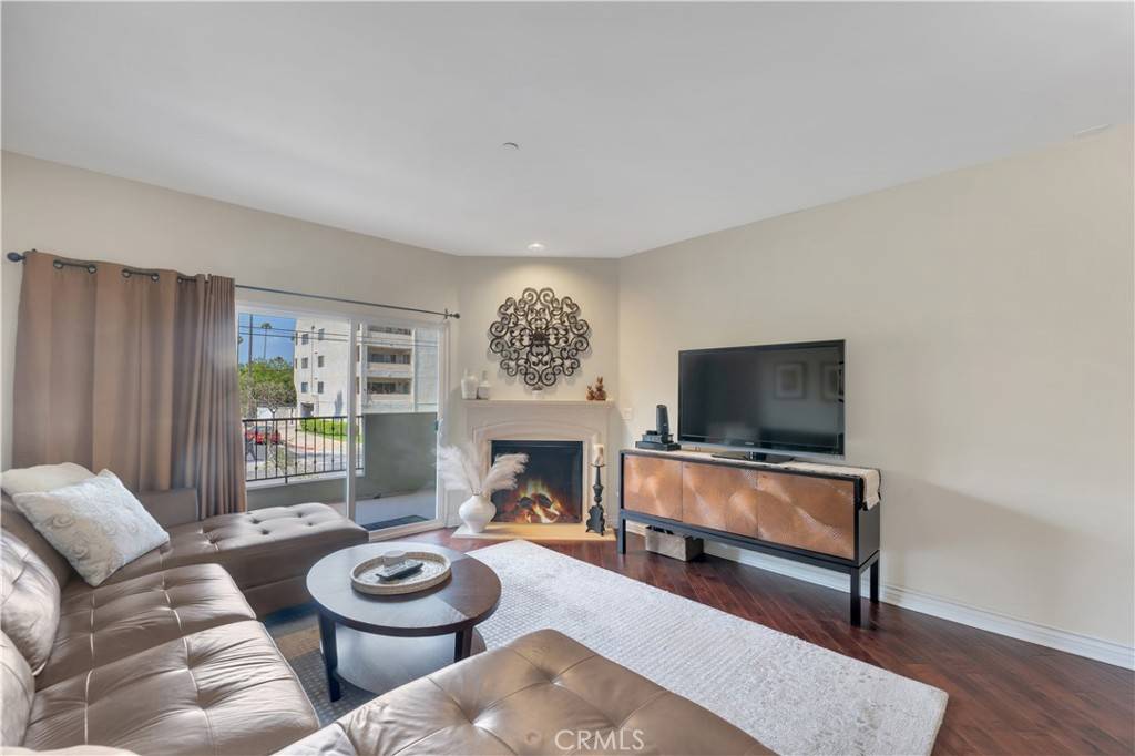 Sherman Oaks, CA 91423,13200 Moorpark ST #201