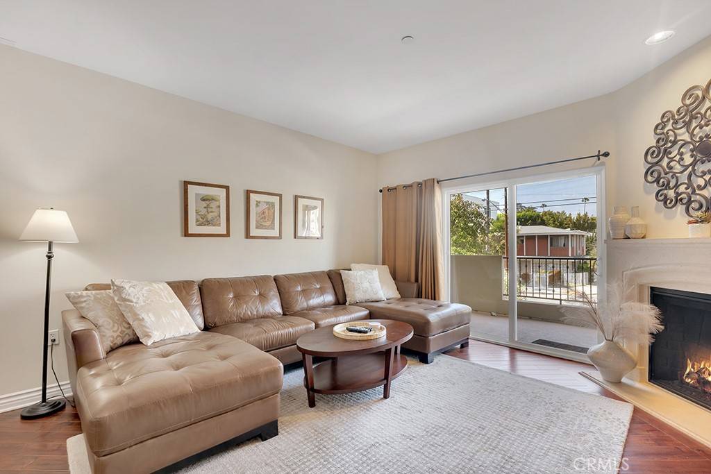 Sherman Oaks, CA 91423,13200 Moorpark ST #201