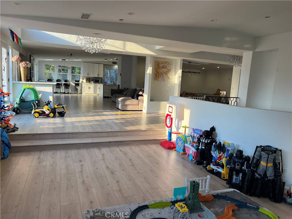 Woodland Hills, CA 91364,21765 Ybarra RD