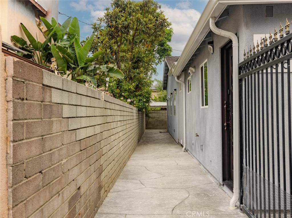 Tarzana, CA 91356,18841 Collins ST
