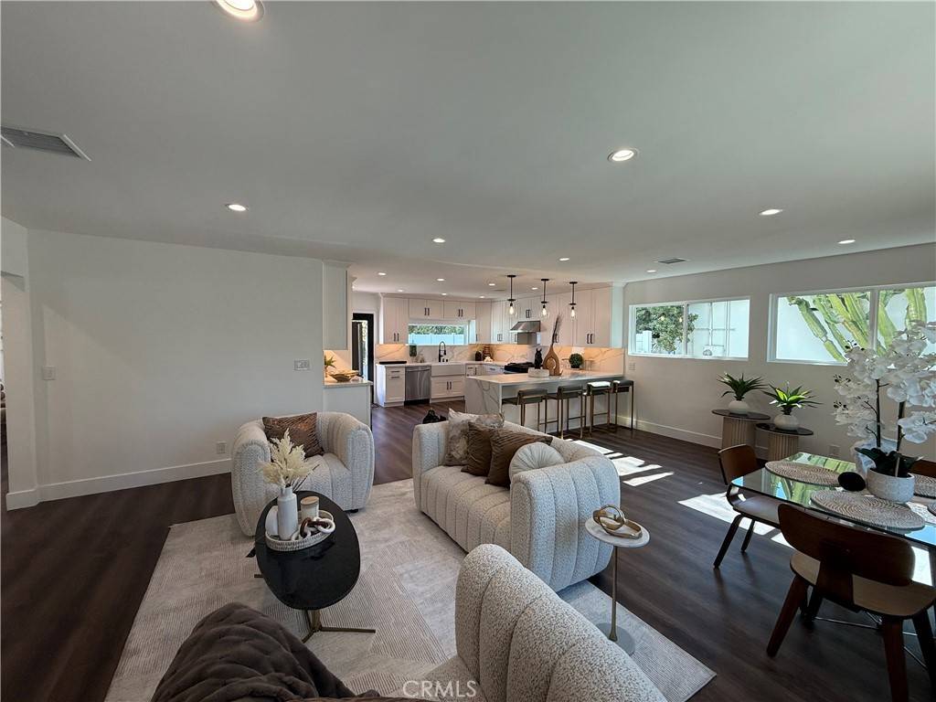 Lake Balboa, CA 91406,17532 Hamlin ST