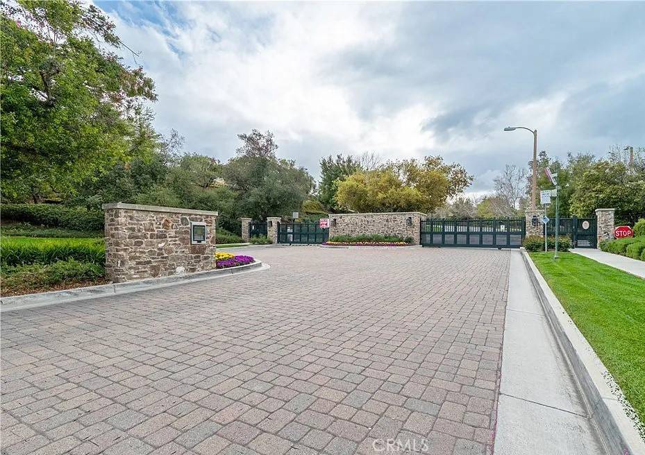 Valencia, CA 91381,26812 Peppertree DR