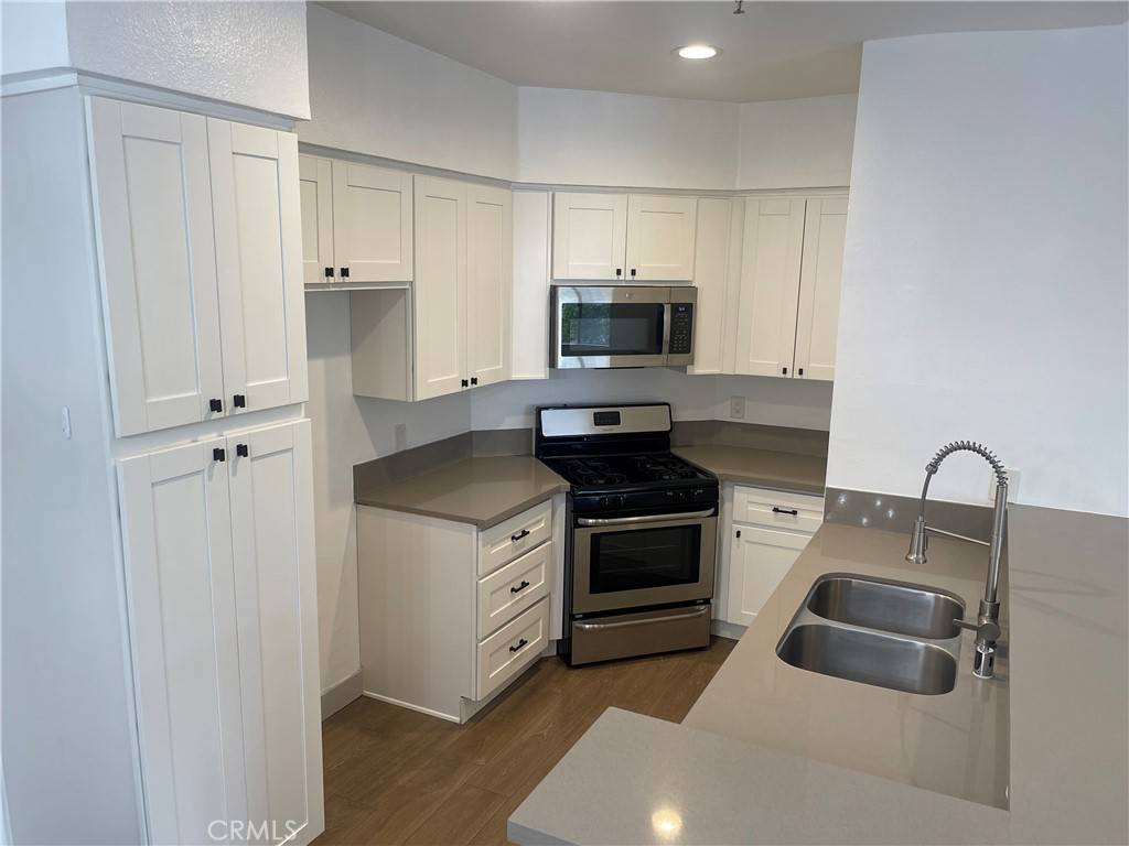Van Nuys, CA 91411,14914 Hamlin ST #105