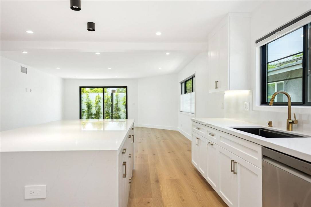 Sherman Oaks, CA 91411,5743 Natick AVE