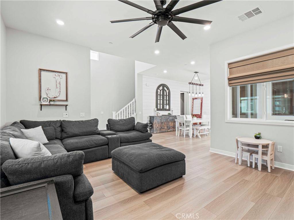 Valencia, CA 91381,27717 Knoll View PL