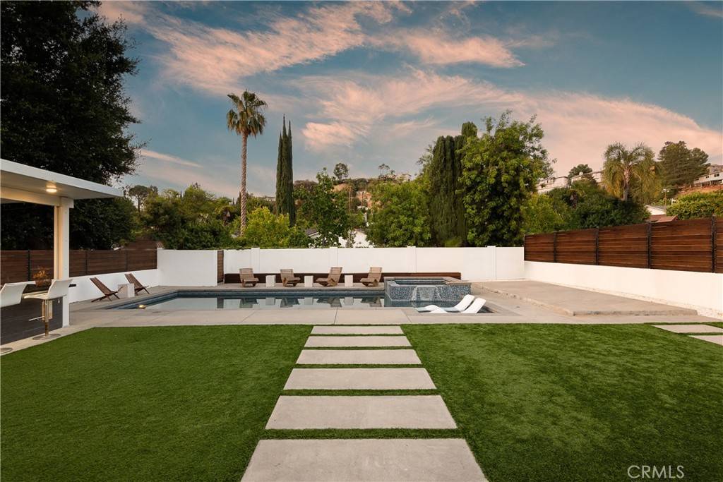 Woodland Hills, CA 91364,21641 Mulholland DR
