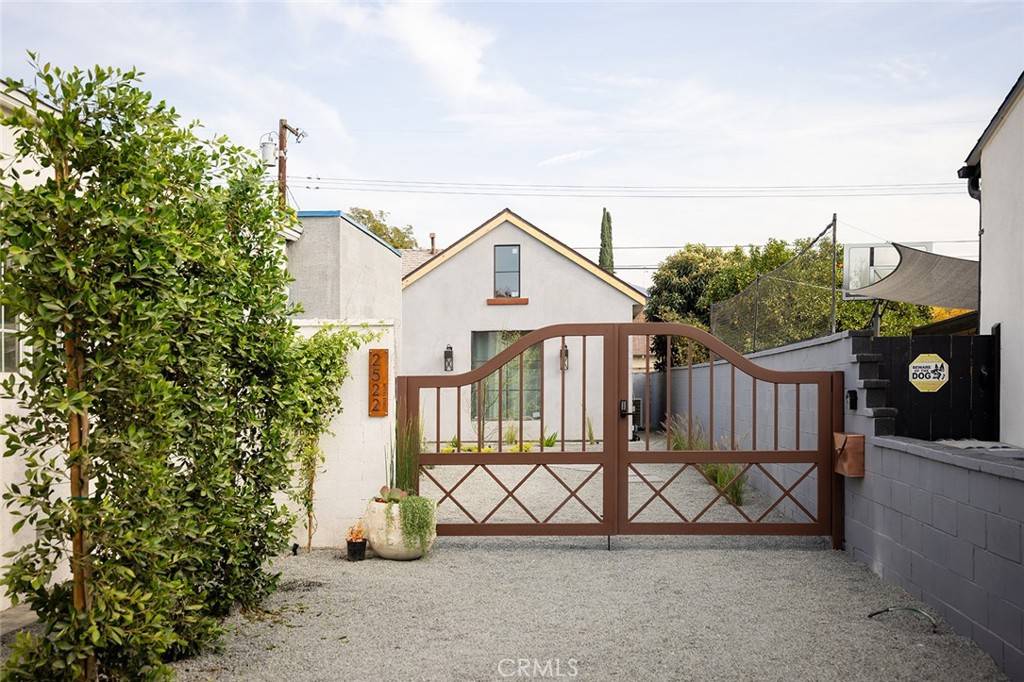Burbank, CA 91504,2522 N Myers ST