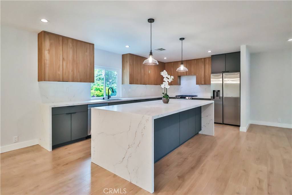 Thousand Oaks, CA 91360,8 W Janss RD