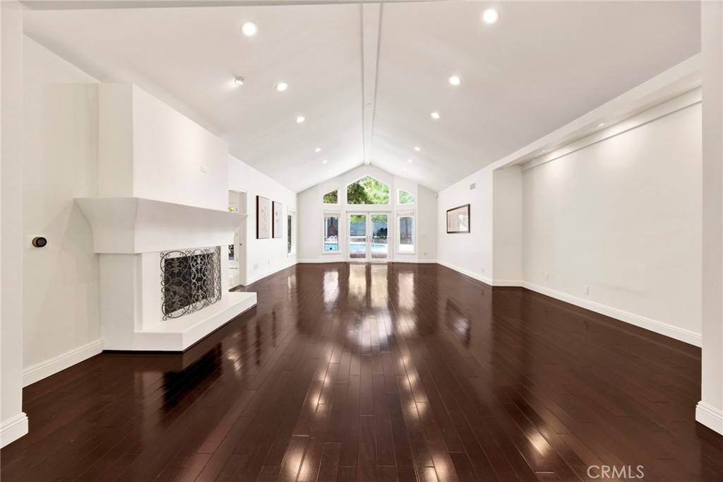 Tarzana, CA 91356,18930 Wells DR