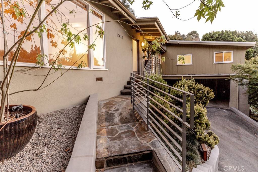 Los Angeles, CA 90068,2412 Canyon Oak DR