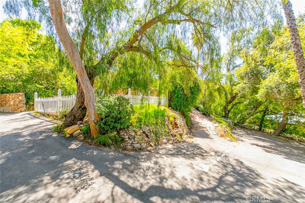 Shadow Hills, CA 91040,10058 Sunland BLVD