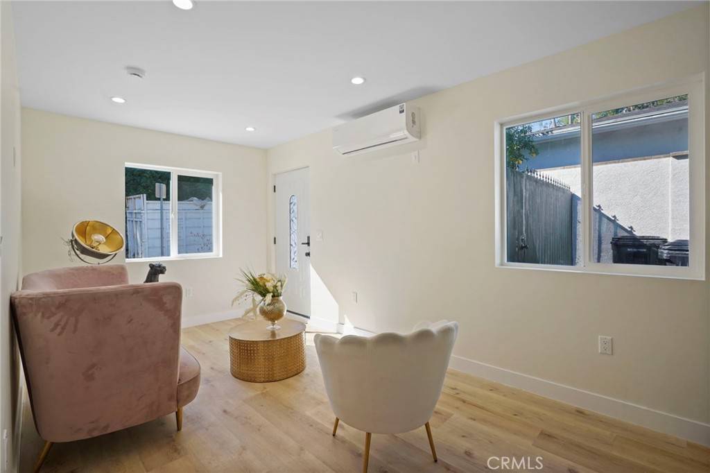 Woodland Hills, CA 91364,21703 Costanso
