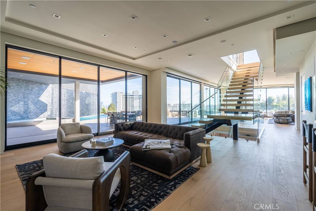 Los Angeles, CA 90068,1947 Glencoe WAY