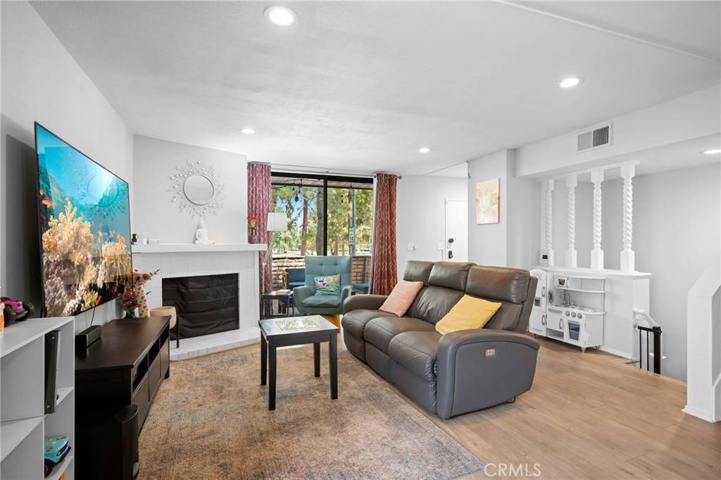 Woodland Hills, CA 91367,21930 Marylee ST #102