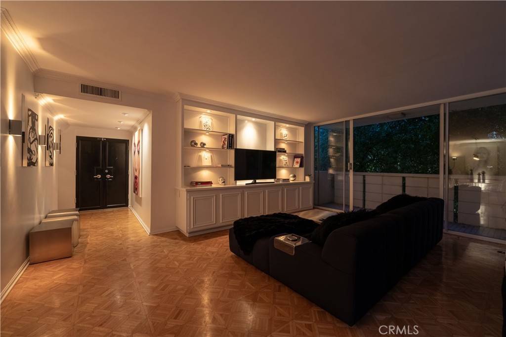 West Hollywood, CA 90069,8787 Shoreham DR #201