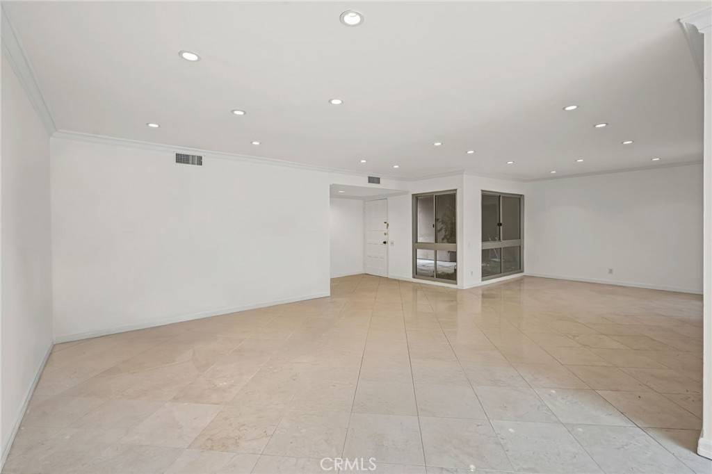 Encino, CA 91316,5301 Balboa BLVD #D9