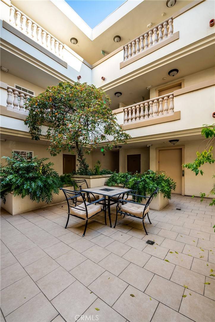 Valley Village, CA 91607,4832 Whitsett AVE #305