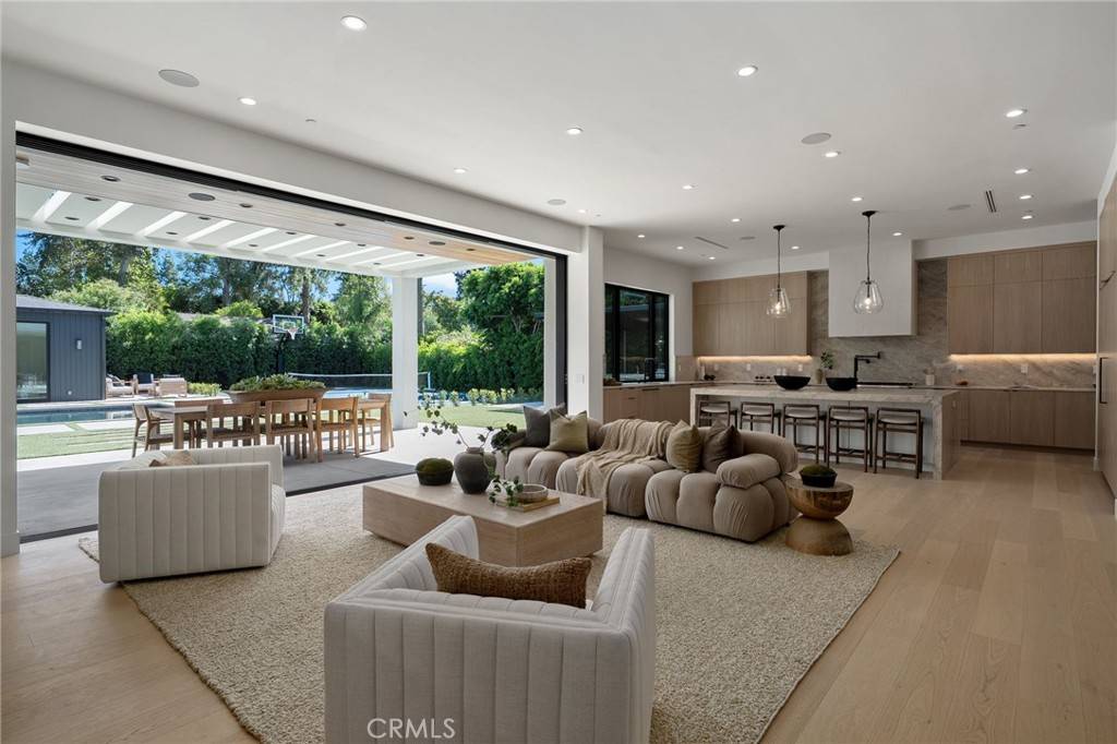 Woodland Hills, CA 91367,23416 Califa ST