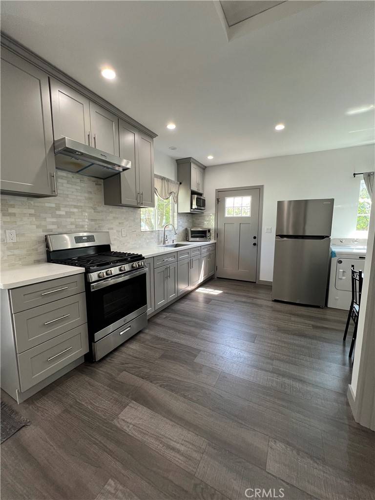 Northridge, CA 91324,19031 Schoenborn St