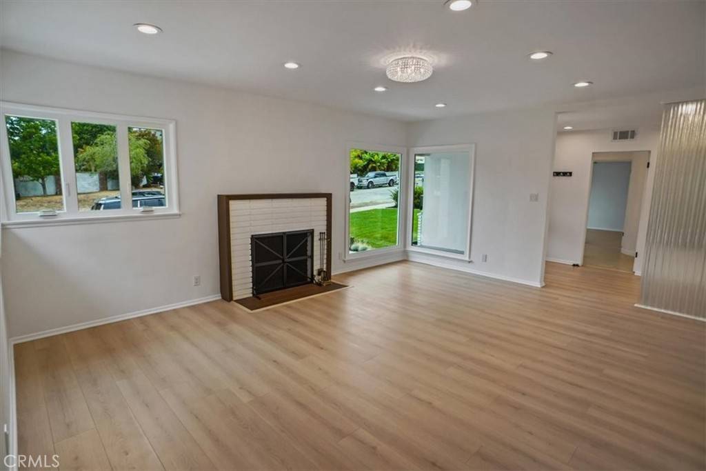 Burbank, CA 91501,914 E Grinnell DR