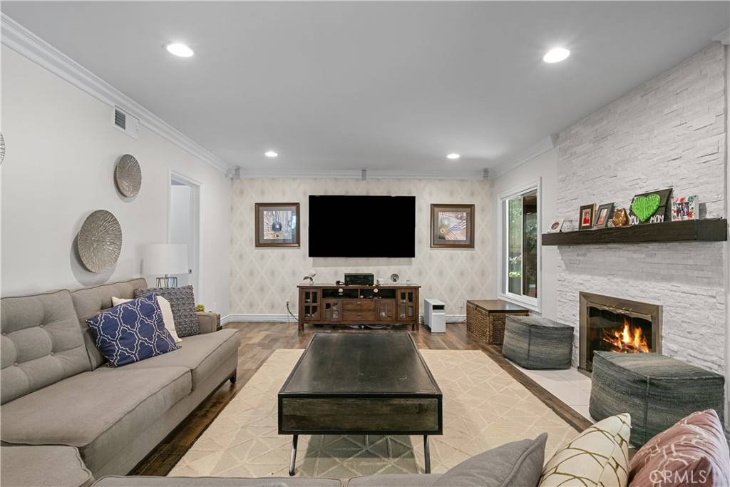 Long Beach, CA 90815,921 N Hillside DR