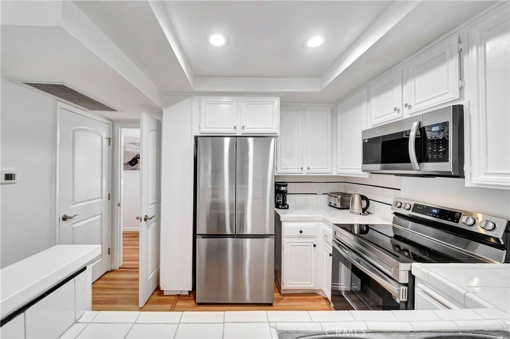 Woodland Hills, CA 91367,22100 Burbank BLVD #230C