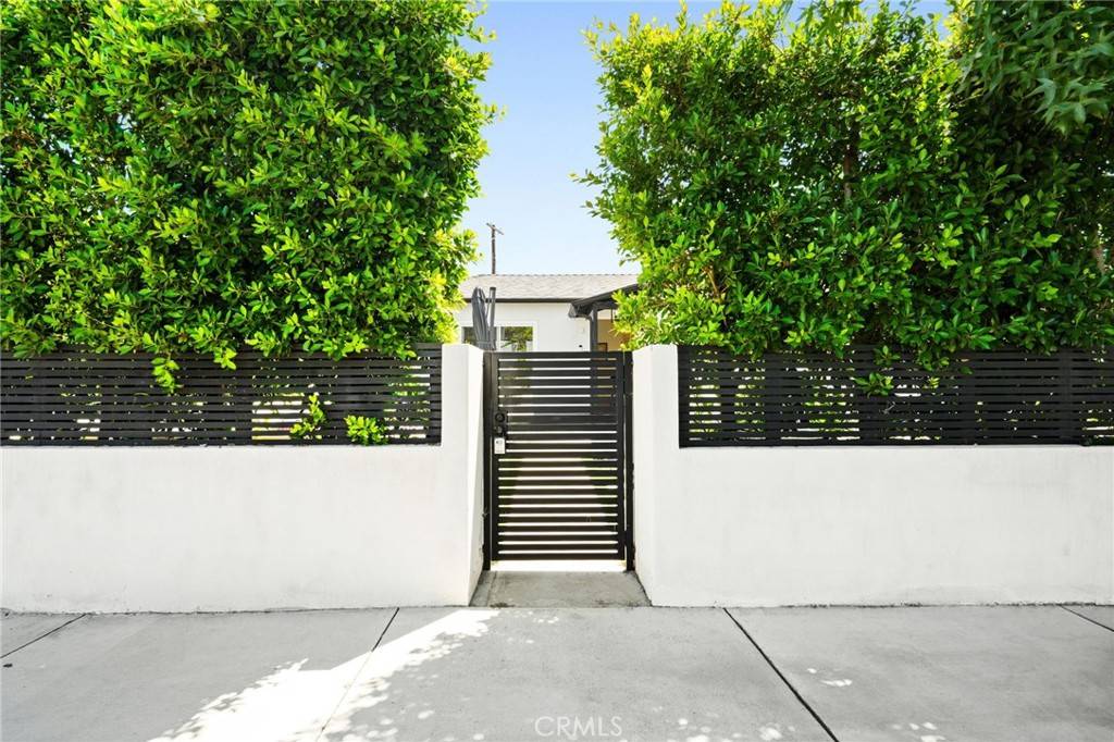 North Hollywood, CA 91605,8114 Coldwater Canyon AVE