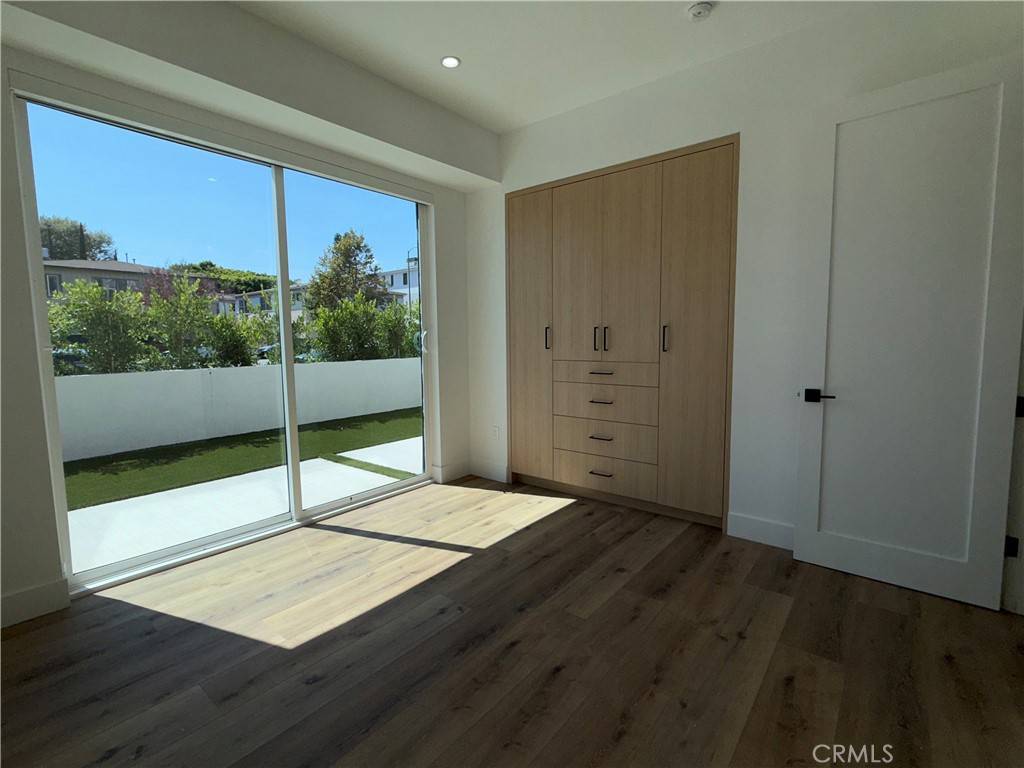 Valley Village, CA 91607,5044 Laurel Canyon BLVD