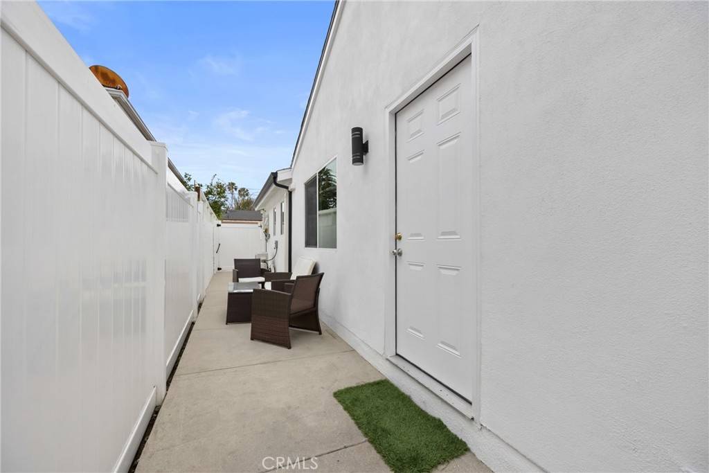 Encino, CA 91316,18017 Collins ST