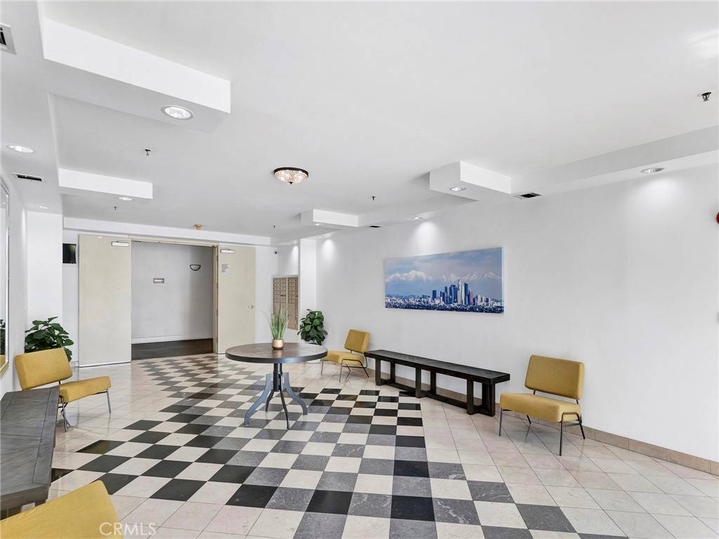 Encino, CA 91316,5350 White Oak AVE #114
