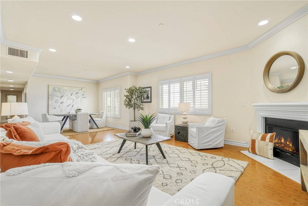 Los Angeles, CA 90049,11923 Darlington AVE #302