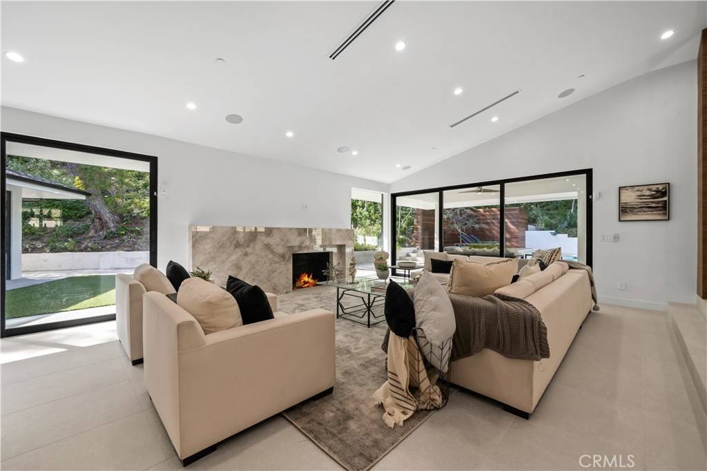 Encino, CA 91436,16105 Clear Oak DR