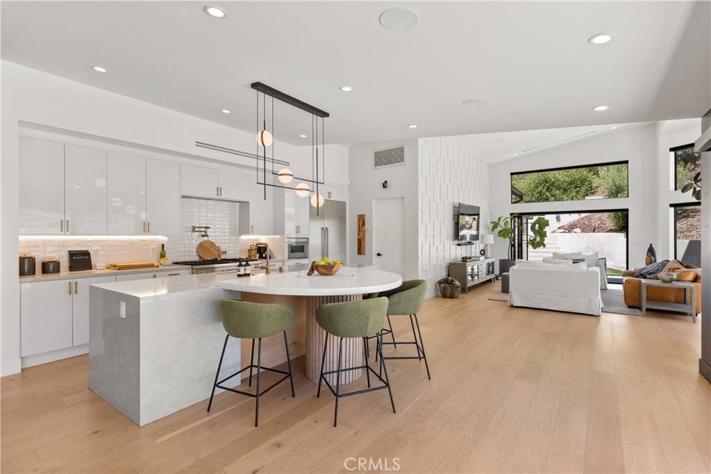 Encino, CA 91436,17137 Escalon DR
