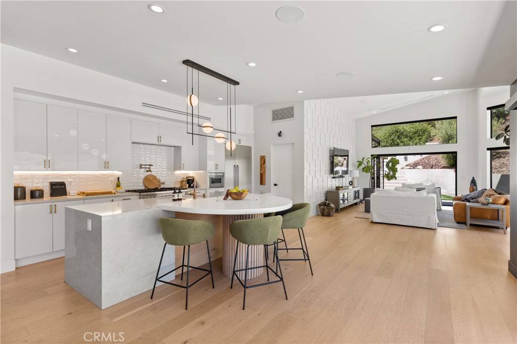 Encino, CA 91436,17137 Escalon DR
