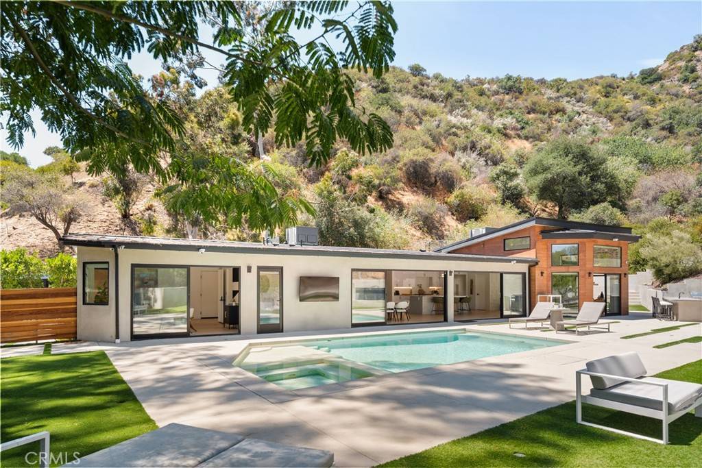 Encino, CA 91436,17137 Escalon DR