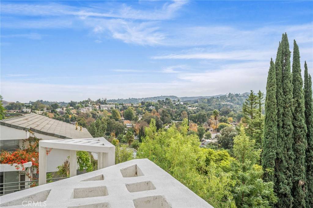 Woodland Hills, CA 91364,5220 Medina RD