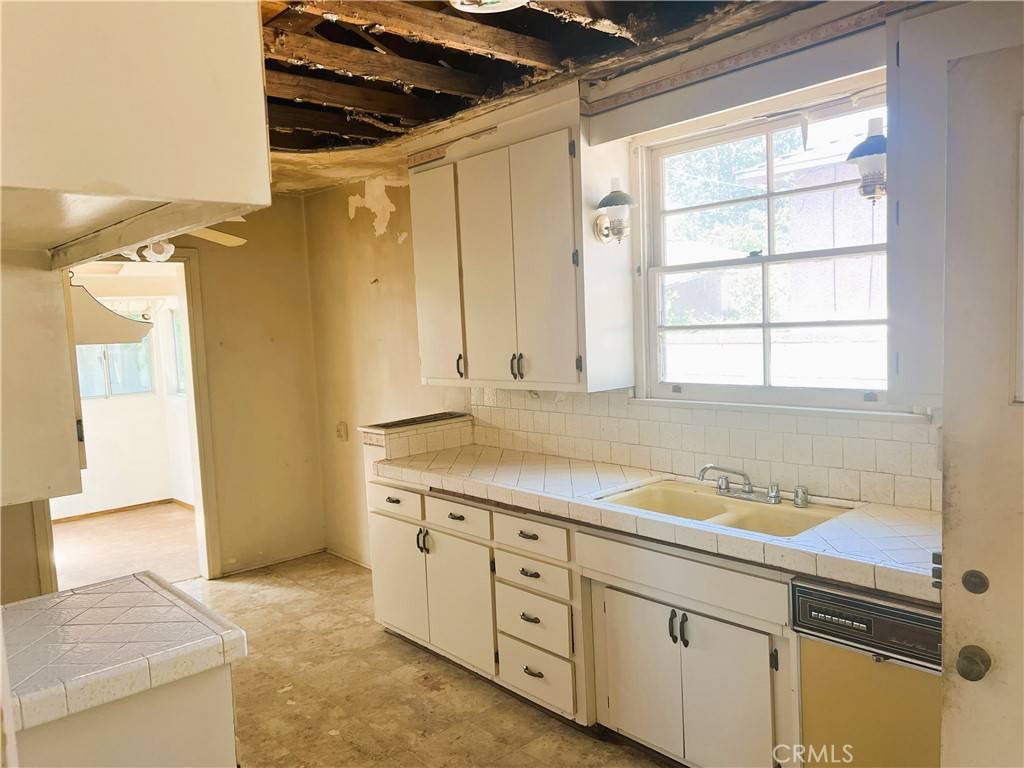San Fernando, CA 91345,9947 Norwich AVE