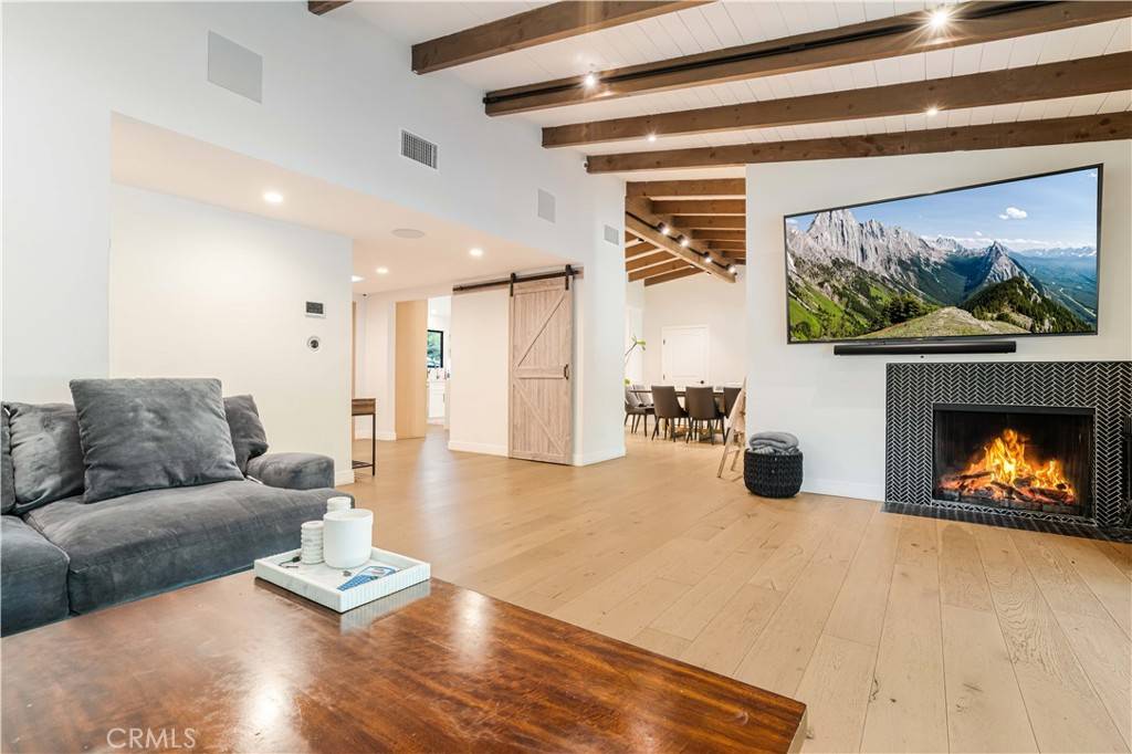 Woodland Hills, CA 91367,22410 Collins ST