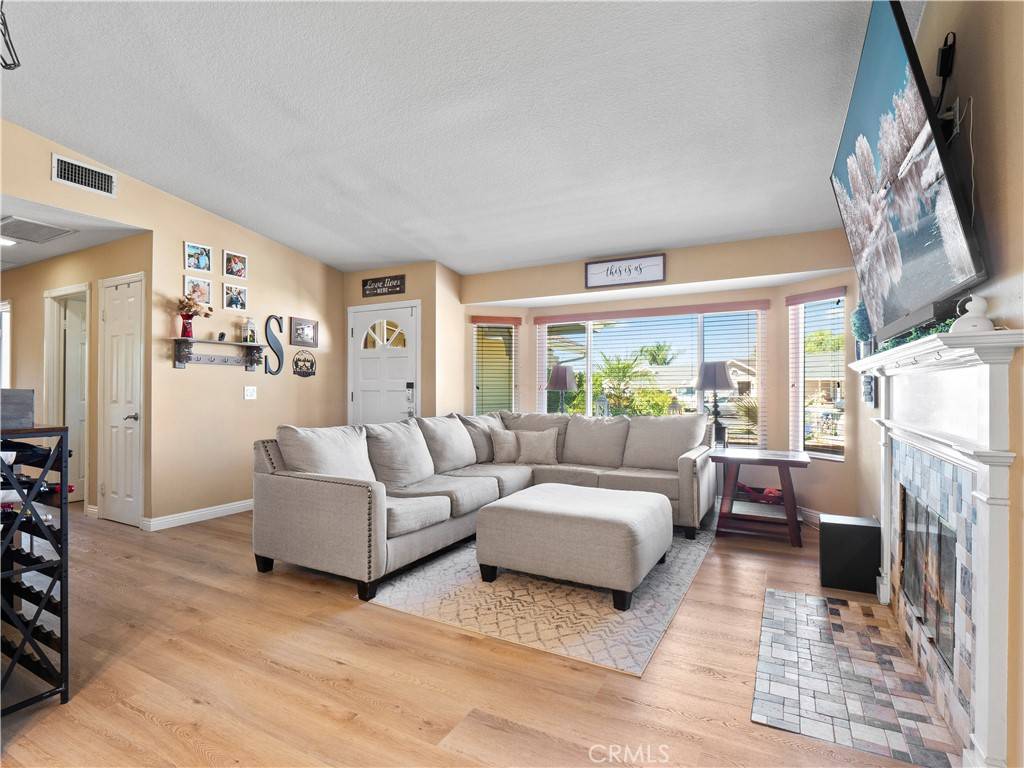 Saugus, CA 91350,27728 Clark CT