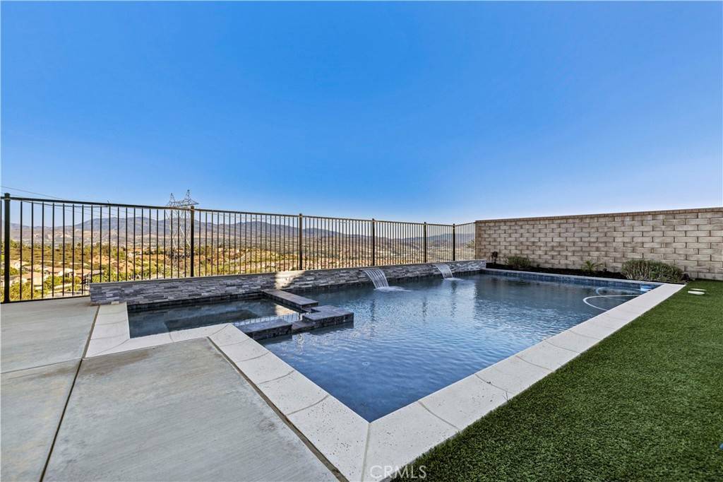 Saugus, CA 91350,20556 Suzie LN