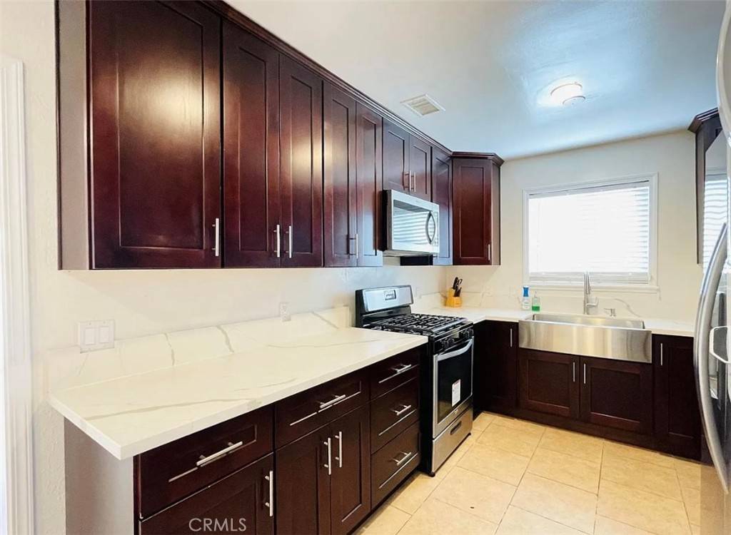Northridge, CA 91324,8438 Wystone AVE