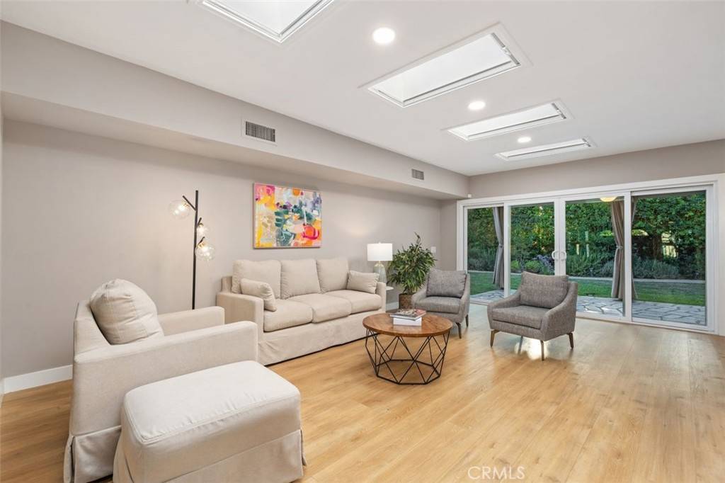 Woodland Hills, CA 91367,6207 Capistrano AVE