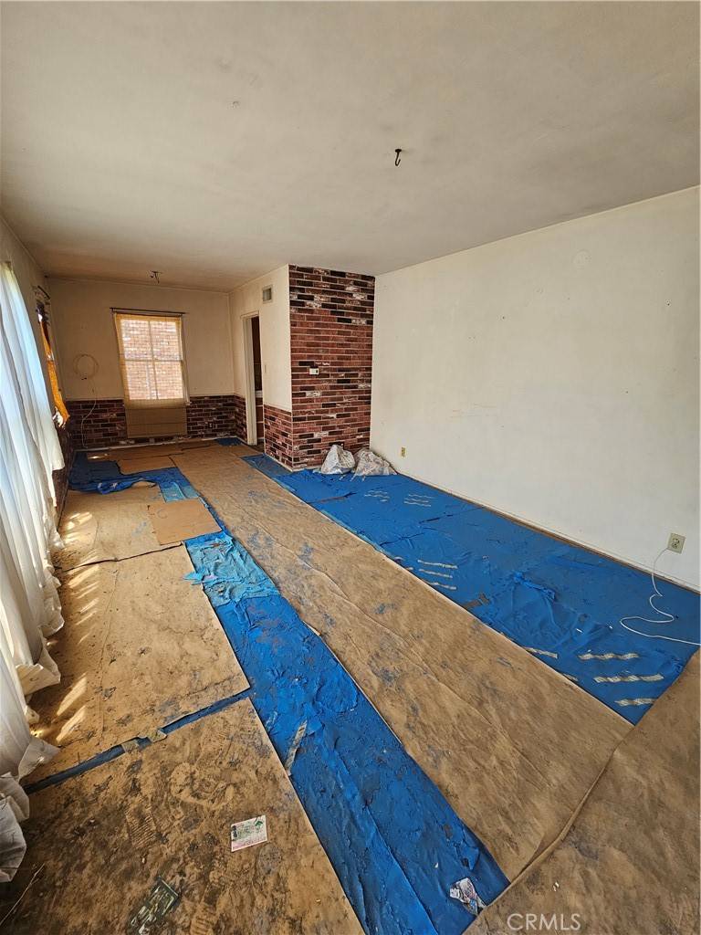 Northridge, CA 91325,8132 White Oak AVE